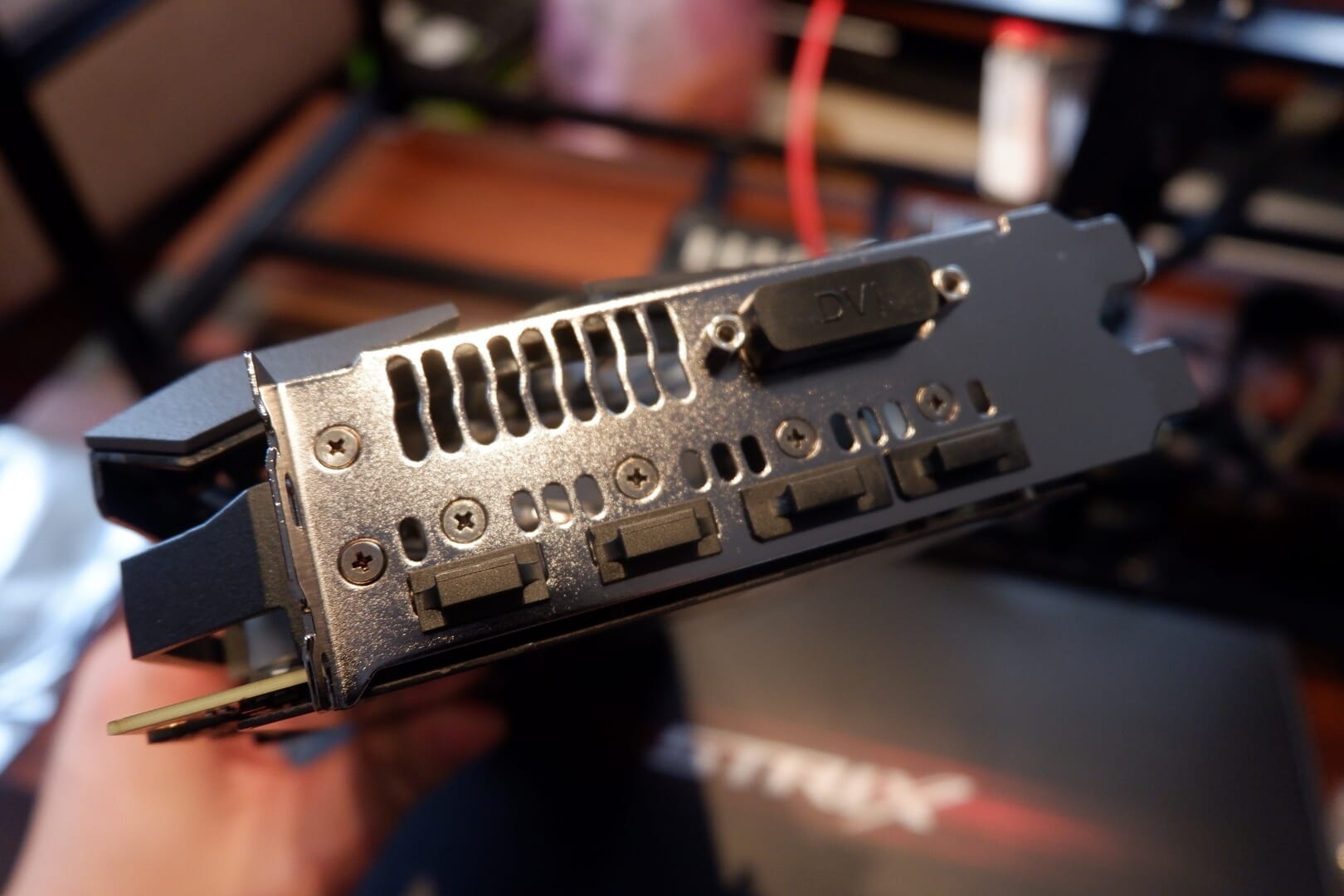ASUS GeForce GTX 1080Ti - ポートカバー