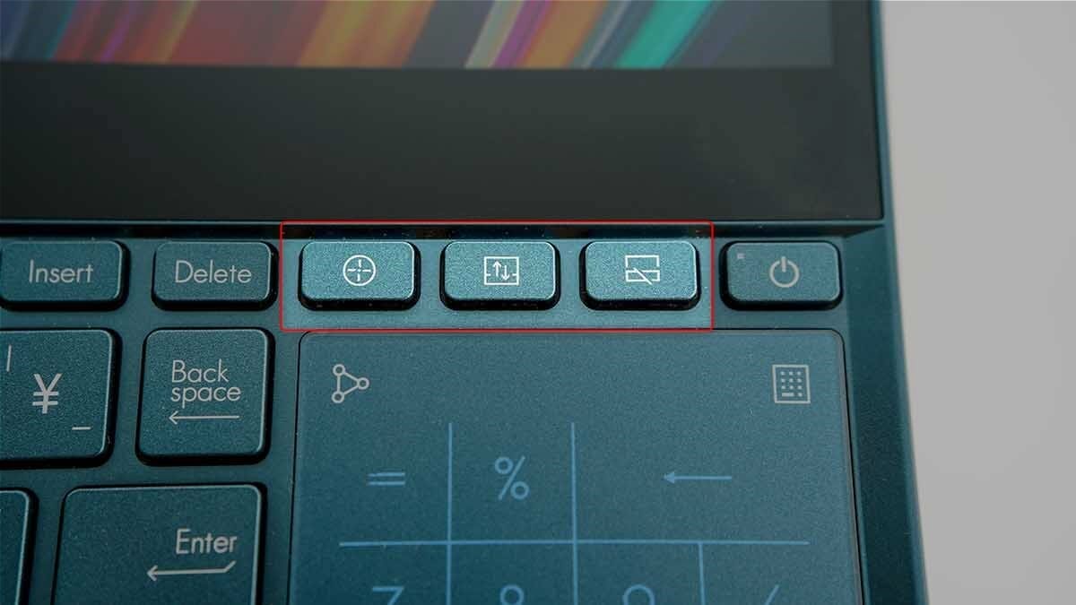 ASUS ZenBook Pro Duo UX581GV - ScreenPad Plus専用ボタン